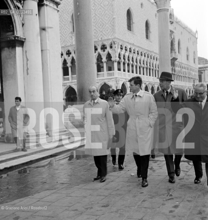 THE MAYOR OF VENICE GIOVANNI FAVARETTO-FISCA WITH THE US SENATOR TED KENNEDY AT ST.MARKS SQUARE  AFTER THE GREAT HIGH TIDE (VENICE) - 1966 © ARCHIVIO Graziano Arici/Rosebud2  / ALTA MAREA / ACQUA ALTA / PIAZZA SAN MARCO / POLITICA / SINDACO / SENATORE