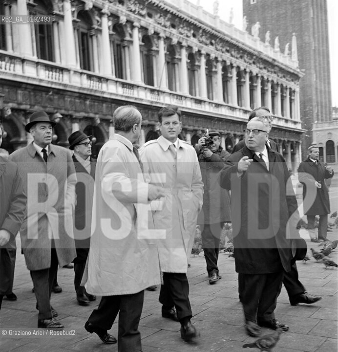 THE MAYOR OF VENICE GIOVANNI FAVARETTO-FISCA WITH THE US SENATOR TED KENNEDY AT ST.MARKS SQUARE AFTER THE GREAT HIGH TIDE (VENICE) - 1966 © ARCHIVIO Graziano Arici/Rosebud2  / ALTA MAREA / ACQUA ALTA / POLITICA / SINDACO / SENATORE / PIAZZA SAN MARCO