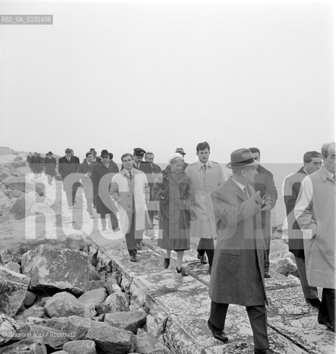 THE MAYOR OF VENICE GIOVANNI FAVARETTO-FISCA WITH THE US SENATOR TED KENNEDY AND THE COUNTESS MARIA TERESA FOSCARI AT THE PELLESTRINA MURAZZI AFTER THE GREAT HIGH TIDE (VENICE) - 1966 © ARCHIVIO Graziano Arici/Rosebud2  / ALTA MAREA / ACQUA ALTA / POLITICA / SINDACO / SENATORE / NOBILTA / CONTE