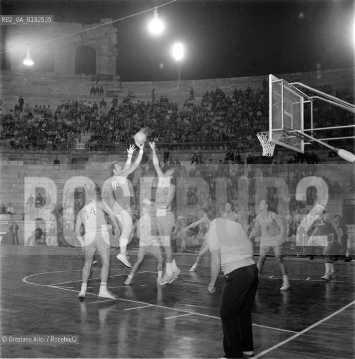 BASKET IN ARENA DI VERONA - 196? - © ARCHIVIO Graziano Arici/Rosebud2  / SPORT / PALLACANESTRO