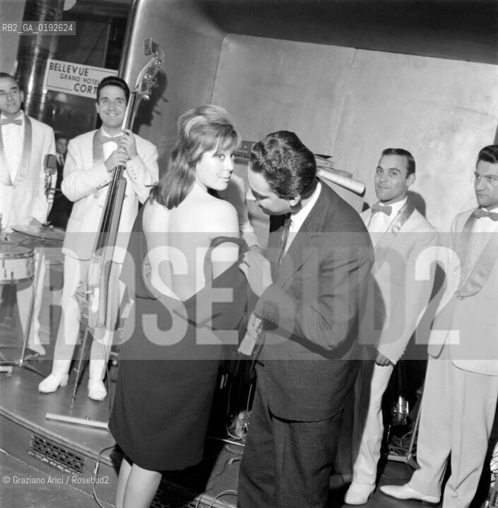 CORTINA DAMPEZZO - GRAN GALA DELLE NAZIONI - THE SHOWMAN DANIELE PIOMBI WITH MISS ITALIA VICENTINI   - 1960 - © ARCHIVIO Graziano Arici/Rosebud2  /
