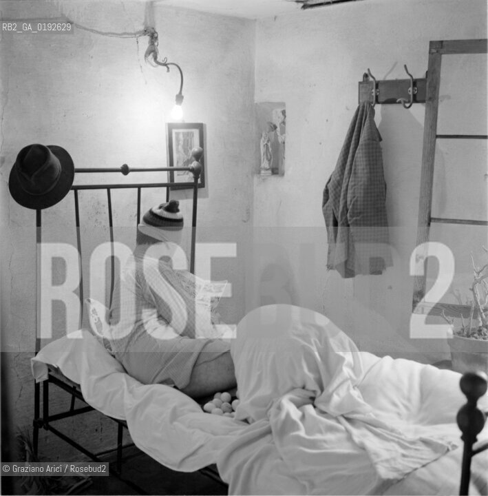 HEN-BREEDING IN MOGLIANO VENETO : PEOPLE BROODING ON EGGS ( VENICE )- 1960 - © ARCHIVIO Graziano Arici/Rosebud2  / CAMPAGNA / GALLINA / COVAOVI / UOVA