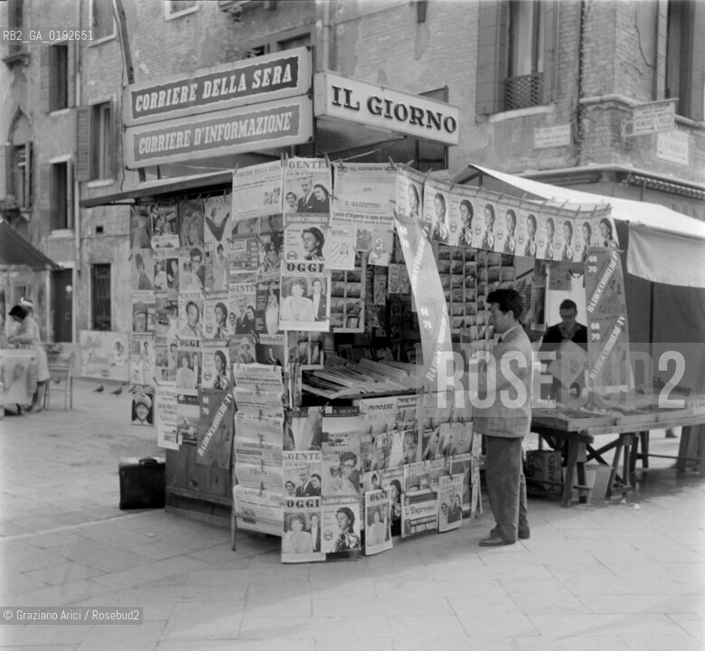 NEWSPAPER KIOSK - VENICE - 1961 © ARCHIVIO Graziano Arici/Rosebud2  / EDICOLA