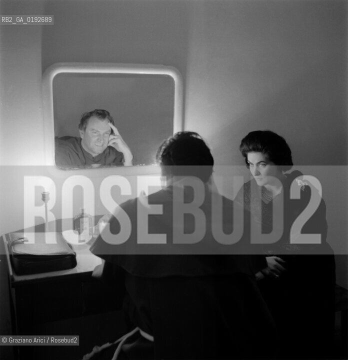 TEATRO LA FENICE LA FORZA DEL DESTINO  - THE OPERA SINGER NICOLA ROSSI LEMENI WITH HIS WIFE  - VENICE - 1960 - © ARCHIVIO Graziano Arici/Rosebud2  / OPERA LIRICA / CANTANTE LIRICO / SPECCHIO