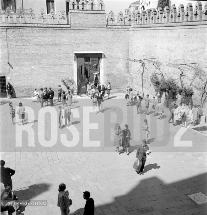 STUDENTS IN CA FOSCARI UNIVERSITY YARD - VENICE 196? - © ARCHIVIO Graziano Arici/Rosebud2  / SCUOLA / STUDENTE / UNIVERSITA