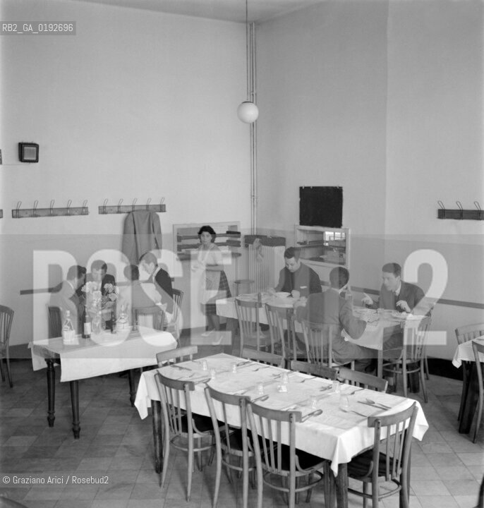 STUDENTS REFECTORY IN CA FOSCARI UNIVERSITY  - VENICE 196? - © ARCHIVIO Graziano Arici/Rosebud2  / SCUOLA / STUDENTE / UNIVERSITA / MENSA