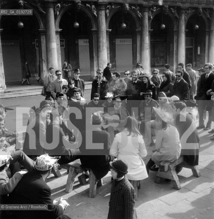 UNIVERSITY STUDENTS IN ST.MARKS SQUARE - 195? - © ARCHIVIO Graziano Arici/Rosebud2  / SCUOLA / STUDENTE /  GOLIARDI / PIAZZA SAN MARCO