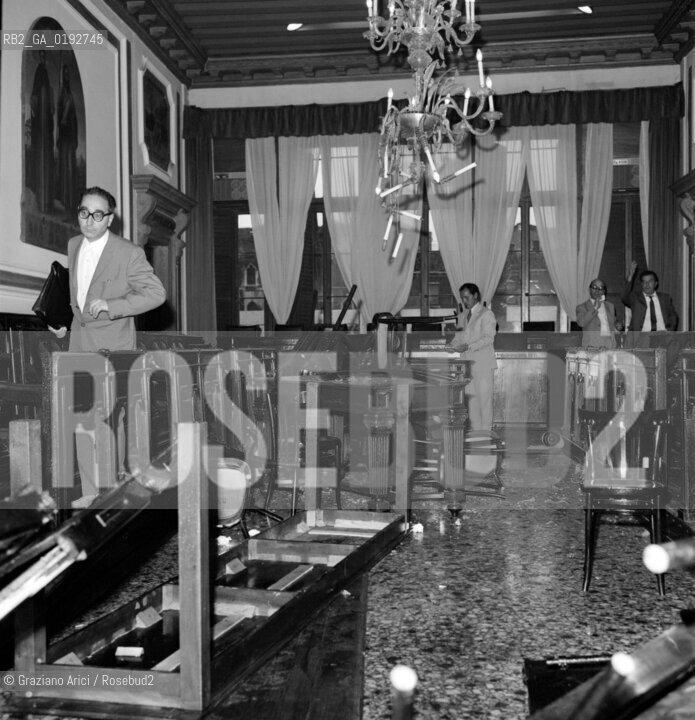 STRIKE OF GONDOLIERS  VENICE - 1969 - ©  ARCHIVIO Graziano Arici/Rosebud2 / SCIOPERO DEI GONDOLIERI CONTRO IL MOTO ONDOSO / GONDOLA / MANIFESTAZIONE AL CONSIGLIO COMUNALE