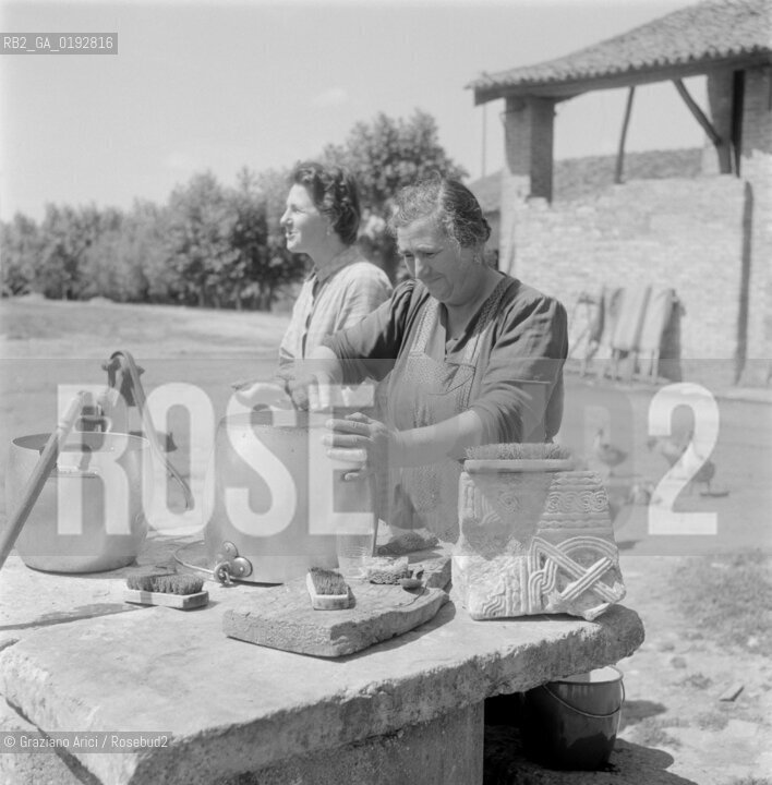 PIECES OF ANCIENT STONES USED IN A LITTLE COUNTRY VILLAGE MALCONTENTA (VENICE) - 1961© ARCHIVIO Graziano Arici/Rosebud2  / ARCHEOLOGIA / CAMPAGNA