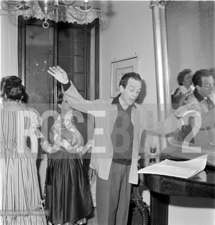 IL CAMPIELLO DI E. WOLF-FERRARI: IL DIRETTORE DORCHESTRA ETTORE GRACIS AL TEATRO LA FENICE - VENEZIA - 1960 © ARCHIVIO Graziano Arici/Rosebud2  / TEATRO / MUSICA / OPERA LIRICA