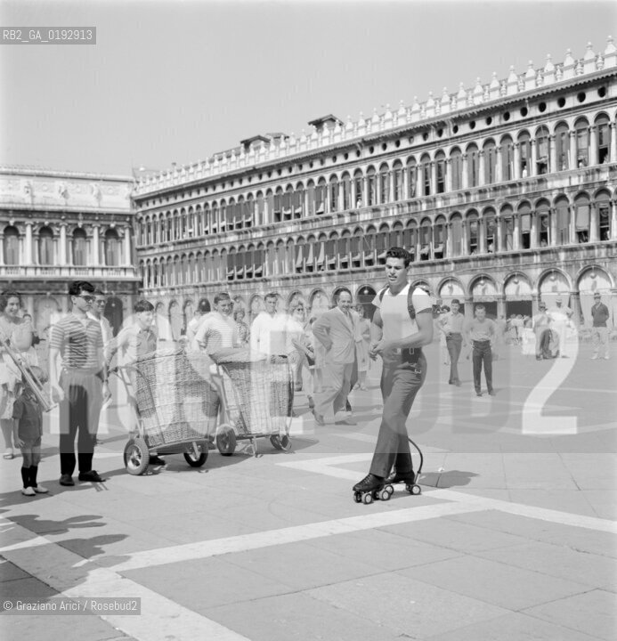 MOTOR ROLLER-SKATE - 196? - © ARCHIVIO Graziano Arici/Rosebud2  / SPORT / PATTINI A MOTORE / PIAZZA SAN MARCO
