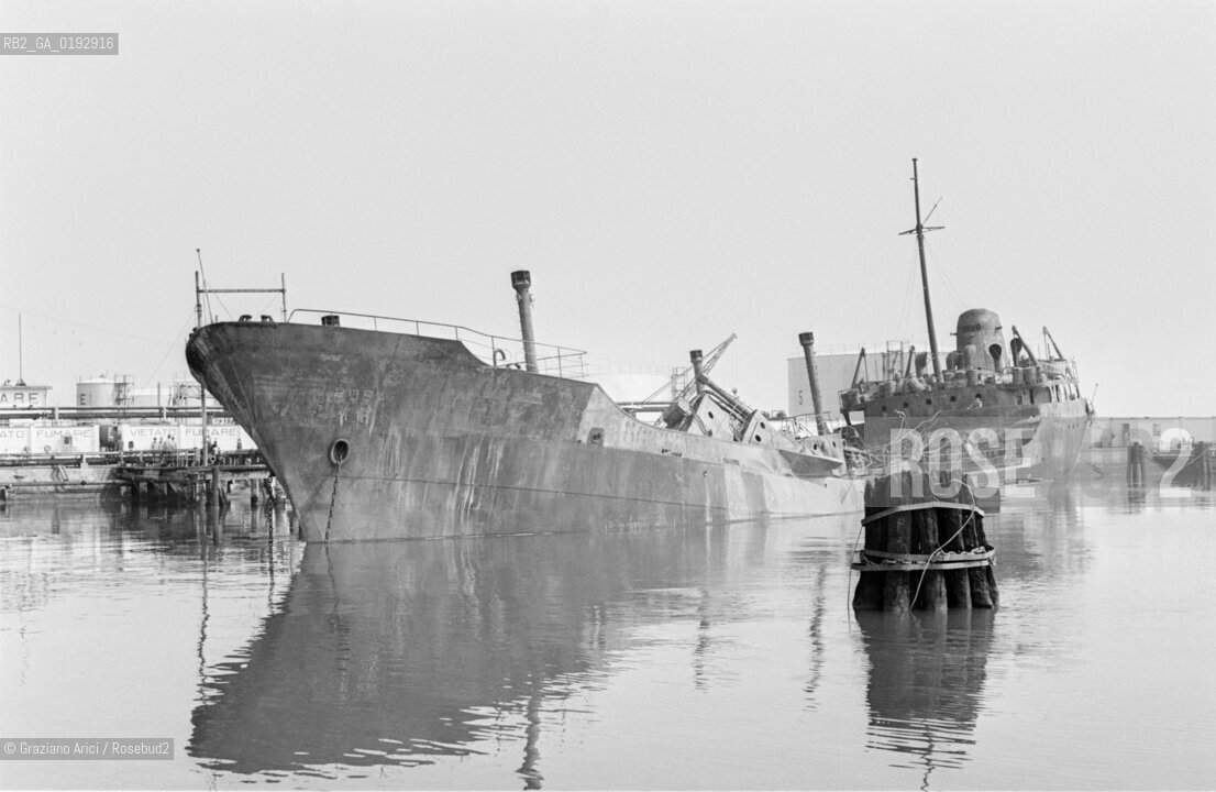 EXPLOSION OF THE OIL-TANKER ROSARIO PELLEGRINO  IN PORTO MARGHERA - 1960 - © ARCHIVIO Graziano Arici/Rosebud2  /  INDUSTRIA / NAVE