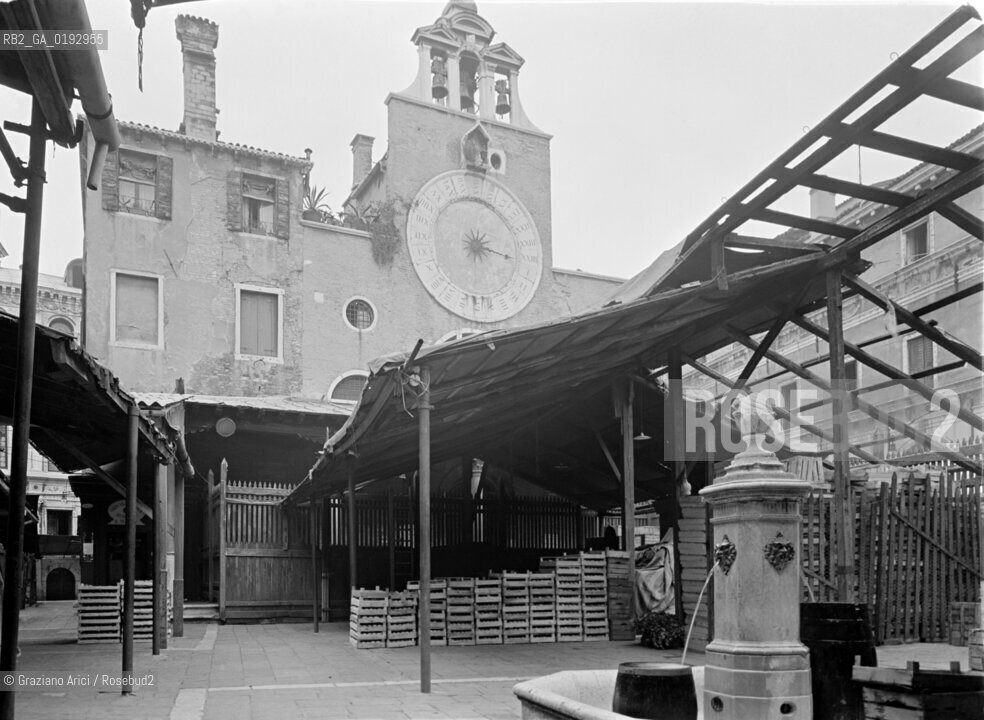 THE RIALTO MARKET AND THE S.GIACOMETO CHURCH - VENICE - 196? © ARCHIVIO Graziano Arici/Rosebud2  / MERCATO DI RIALTO ECHIESA DI S.GIACOMETO