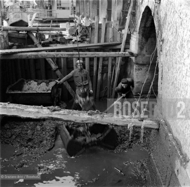 DIGGING OUT IN A CANAL IN VENICE - 196? - © ARCHIVIO Graziano Arici/Rosebud2  / RIO / CANALE / SCAVO