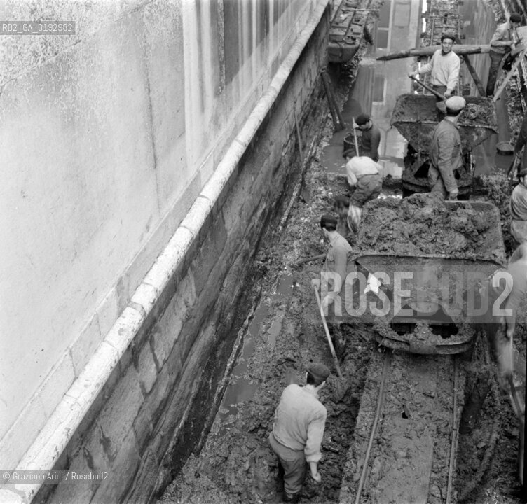 DIGGING OUT IN A CANAL IN VENICE - 196? - © ARCHIVIO Graziano Arici/Rosebud2  / RIO / CANALE / SCAVO