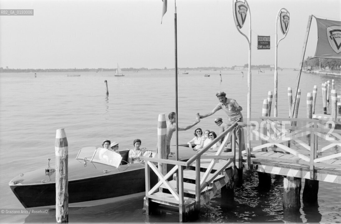 A GASOLINE PUMP IN LIDO (VENICE) - 196? © ARCHIVIO Graziano Arici/Rosebud2  / DISTRIBUTORE DI BENZINA