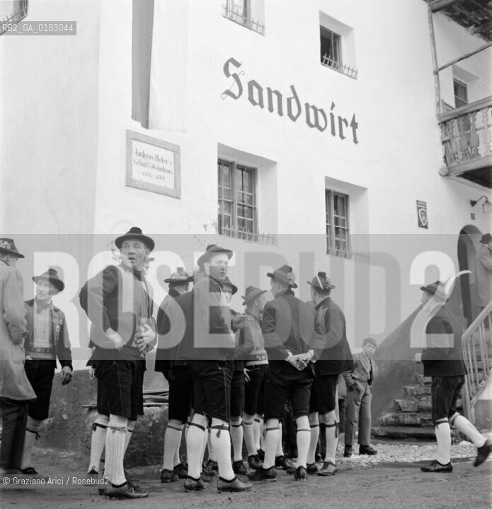 ALTO ADIGE (SUDTIROL ) QUESTION: SCHUTZEN DAVANTI ALLA CASA DI ANDREAS HOFER  - BOLZANO - 195? - © ARCHIVIO Graziano Arici/Rosebud2  / PROBLEMA ALTOATESINO