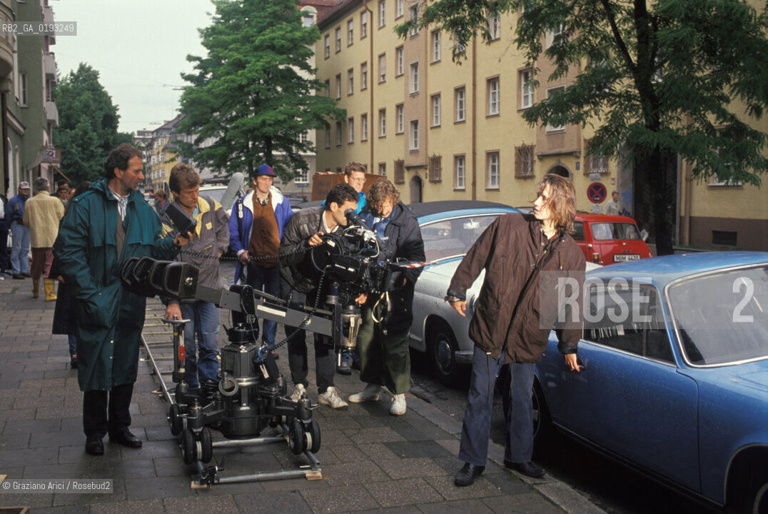 Nome:.HEIMAT 2 - CRONACA DI UNA GIOVINEZZA (DIE ZWEITE HEIMAT - CRONIK EINER JUGEND).Descrizione:.MOVIE PICTURE / DRAMMATICO - dir. EDGAR REITZ / LA TROUPE SUL SET.Credit:.Graziano Arici/Rosebud2 Costo:.A.Nazione:.GERMANIA.Cittˆ:.MONACO.Data:.1992