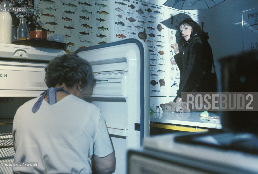 Nome:.HEIMAT 2 - CRONACA DI UNA GIOVINEZZA (DIE ZWEITE HEIMAT - CRONIK EINER JUGEND).Descrizione:.MOVIE PICTURE / DRAMMATICO - dir. EDGAR REITZ / SALOME KAMMER.Credit:.Graziano Arici/Rosebud2 Costo:.A.Nazione:.GERMANIA.Cittˆ:.MONACO.Data:.1992