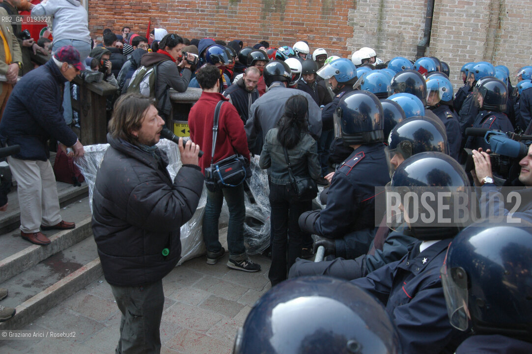 VENEZIA 20/03/03 - MANIFESTAZIONE CONTRO LA GUERRA PER LA PACE DAVANTI AL CONSOLATO INGLESE  LUCA CASARINI ©Graziano Arici/Rosebud2