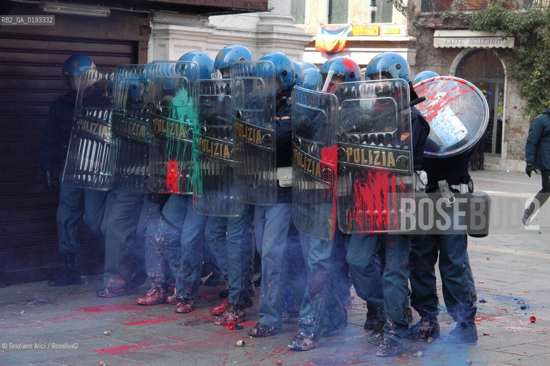 VENEZIA 22/03/03 MANIFESTAZIONE DEI DISOBBEDIENTI DAVANTI AL CONSOLATO INGLESE PER LA PACE CONTRO LA GUERRA ©Graziano Arici/Rosebud2 / NO-GLOBAL POLIZIA