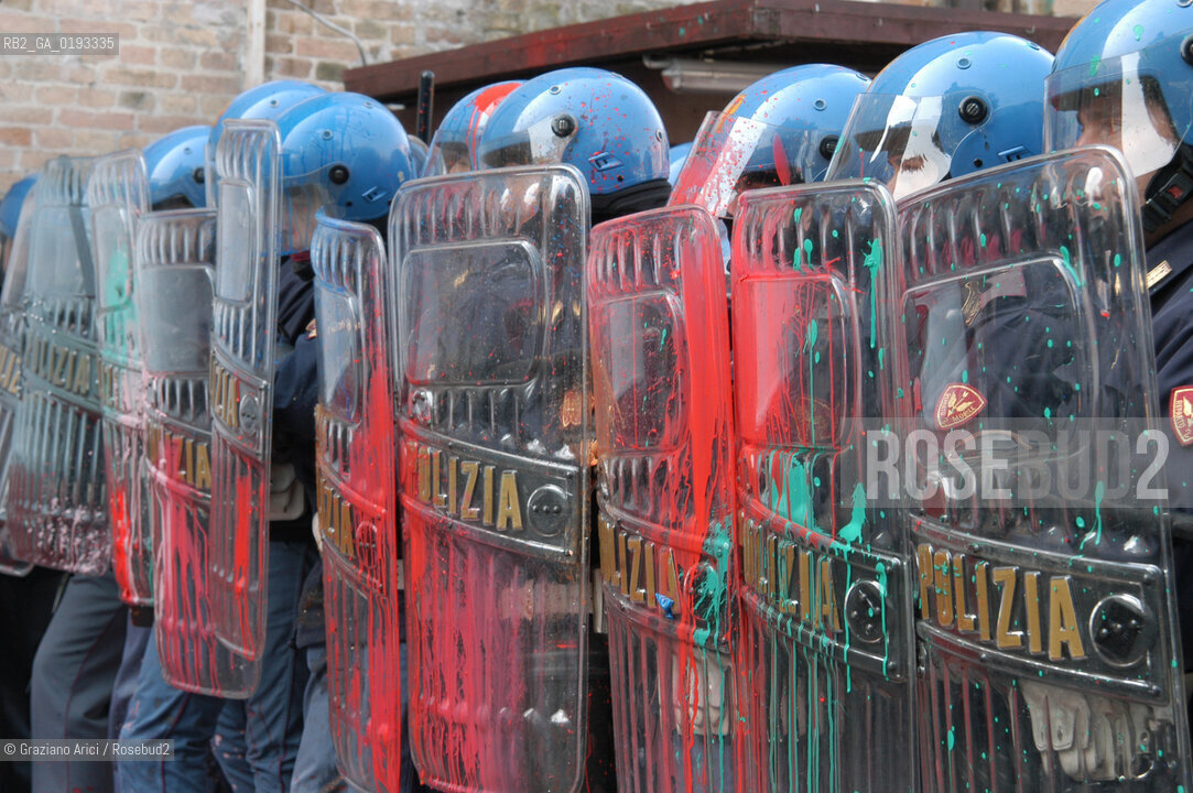 VENEZIA 22/03/03 MANIFESTAZIONE DEI DISOBBEDIENTI DAVANTI AL CONSOLATO INGLESE PER LA PACE CONTRO LA GUERRA ©Graziano Arici/Rosebud2 / NO-GLOBAL POLIZIA