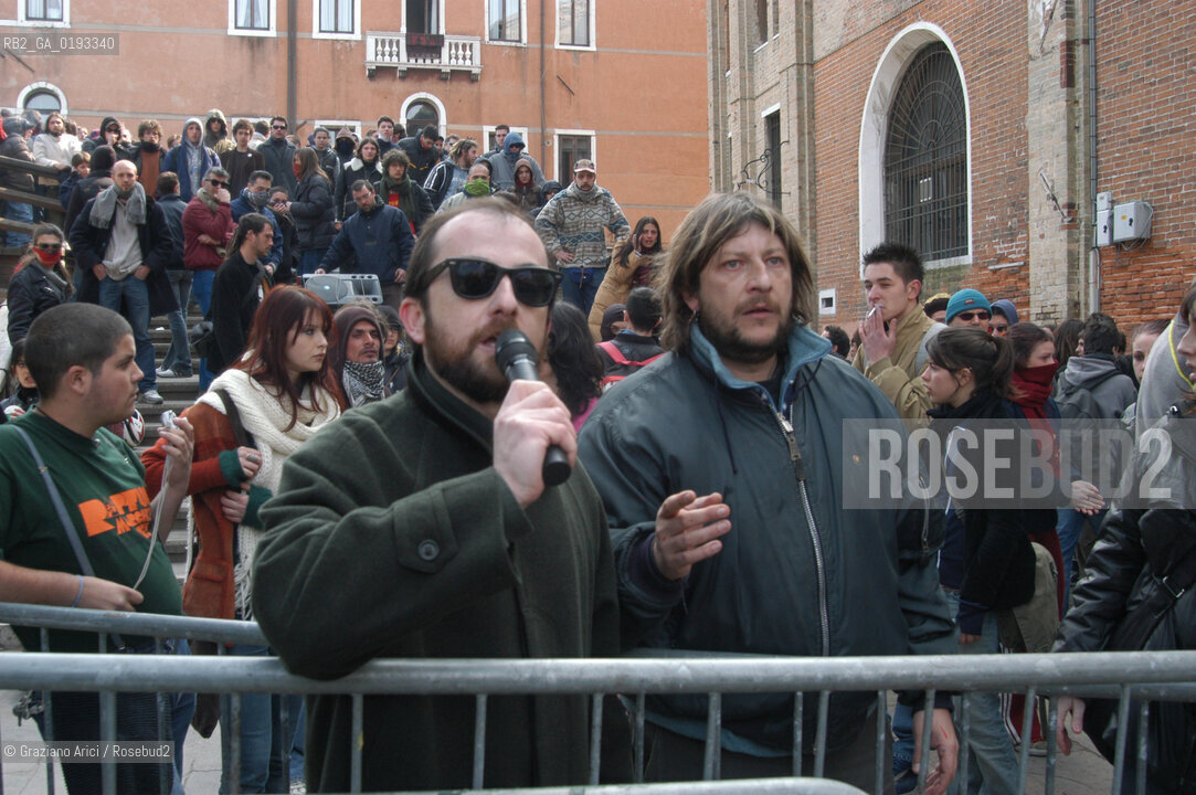 VENEZIA 22/03/03 MANIFESTAZIONE DEI DISOBBEDIENTI DAVANTI AL CONSOLATO INGLESE PER LA PACE CONTRO LA GUERRA BEPPE CACCIA E LUCA CASARINI ©Graziano Arici/Rosebud2 / NO-GLOBAL POLIZIA