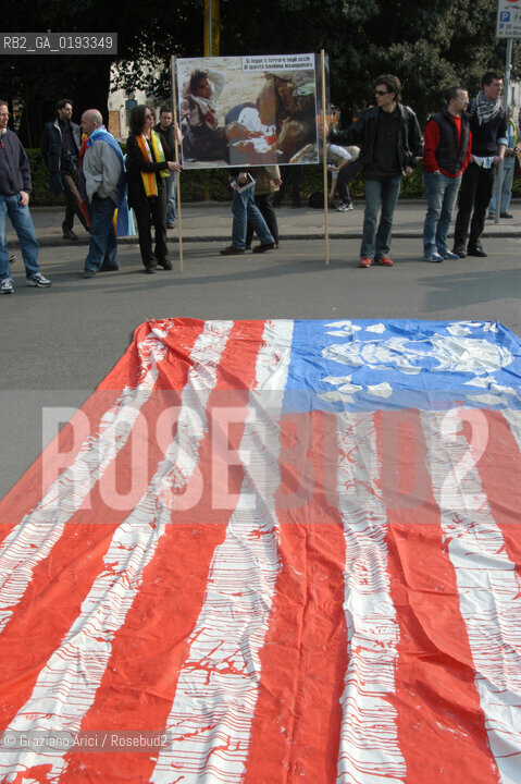 VICENZA 29/03/03 MANIFESTAZIONE DEI DISOBBEDIENTI E DEI PACIFISTI CONTRO LA GUERRA DAVANTI ALLA CASERMA EDERLE ©Graziano Arici/Rosebud2