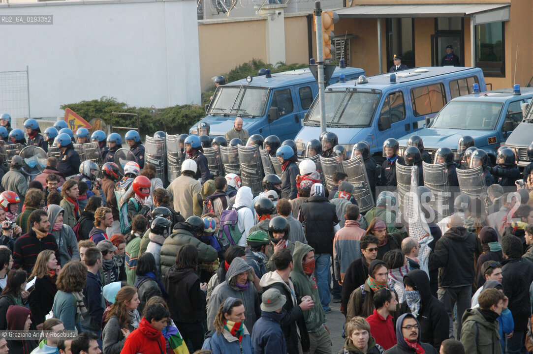VICENZA 29/03/03 MANIFESTAZIONE DEI DISOBBEDIENTI E DEI PACIFISTI CONTRO LA GUERRA DAVANTI ALLA CASERMA EDERLE ©Graziano Arici/Rosebud2