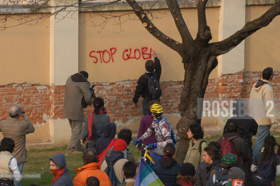 VICENZA 29/03/03 MANIFESTAZIONE DEI DISOBBEDIENTI E DEI PACIFISTI CONTRO LA GUERRA DAVANTI ALLA CASERMA EDERLE ©Graziano Arici/Rosebud2