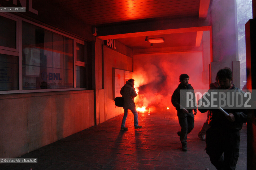 VENEZIA 04/04/03 MANIFESTAZIONE DEI DISOBBEDIENTI CONTRO LA GUERRA - AZIONE CONTRO DELLE BANCHE ©Graziano Arici/Rosebud2
