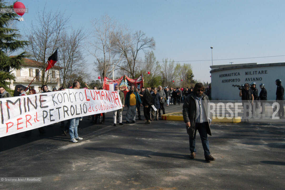 AVIANO 05/04/03 MANIFESTAZIONE NAZIONALE DEL MOVIMENTO ANARCHICO ALLA BASE AMERICANA DI AVIANO CONTRO LA GUERRA ©Graziano Arici/Rosebud2