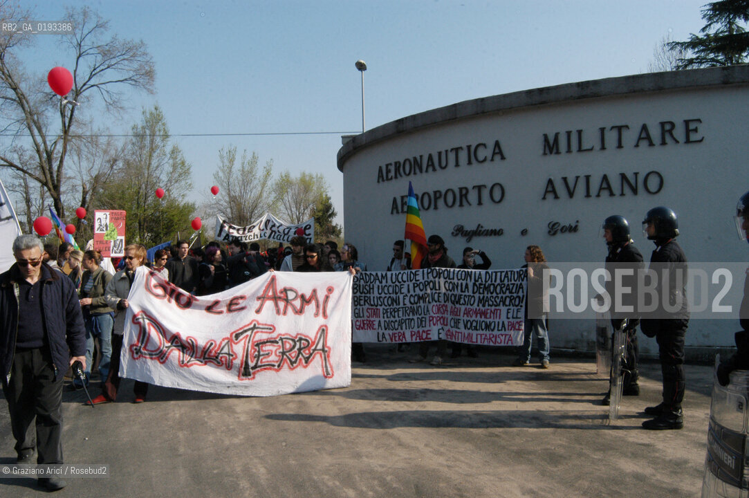 AVIANO 05/04/03 MANIFESTAZIONE NAZIONALE DEL MOVIMENTO ANARCHICO ALLA BASE AMERICANA DI AVIANO CONTRO LA GUERRA ©Graziano Arici/Rosebud2