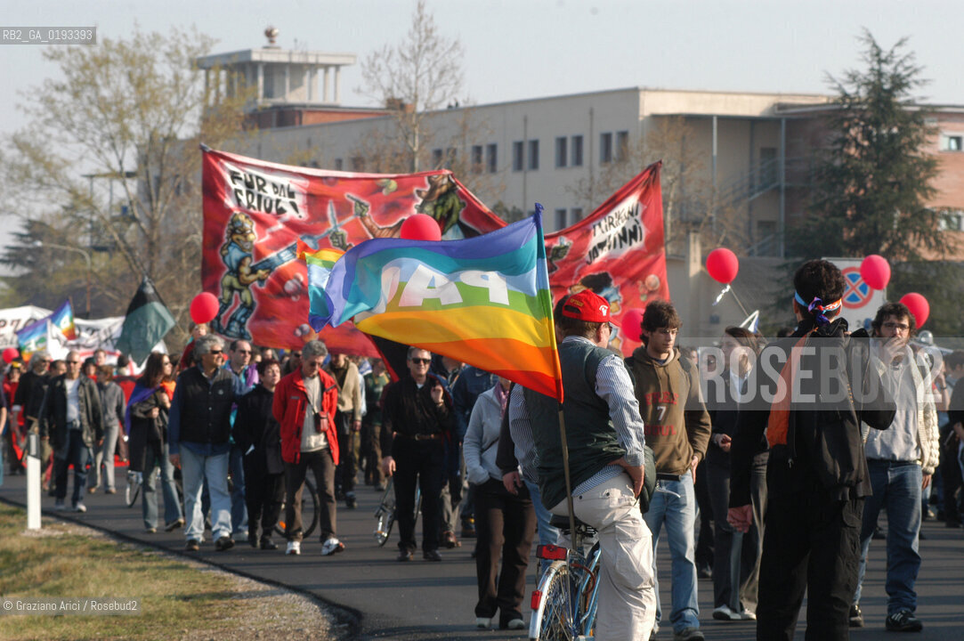 AVIANO 05/04/03 MANIFESTAZIONE NAZIONALE DEL MOVIMENTO ANARCHICO ALLA BASE AMERICANA DI AVIANO CONTRO LA GUERRA ©Graziano Arici/Rosebud2