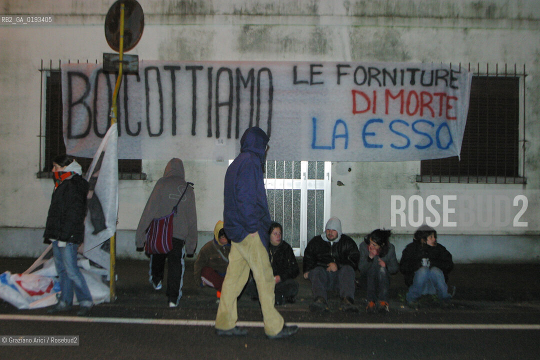 VENEZIA 11/04/03  - MARGHERA - DISOBBEDIENTI BLOCCANO LACCESSO DELLO STABILIMENTO PETROLVEN DI MARGHERA PER IMPEDIRE IL RIFORNIMENTO DEI CAMION DELLA ESSO ©Graziano Arici/Rosebud2 / GUERRA PACE.