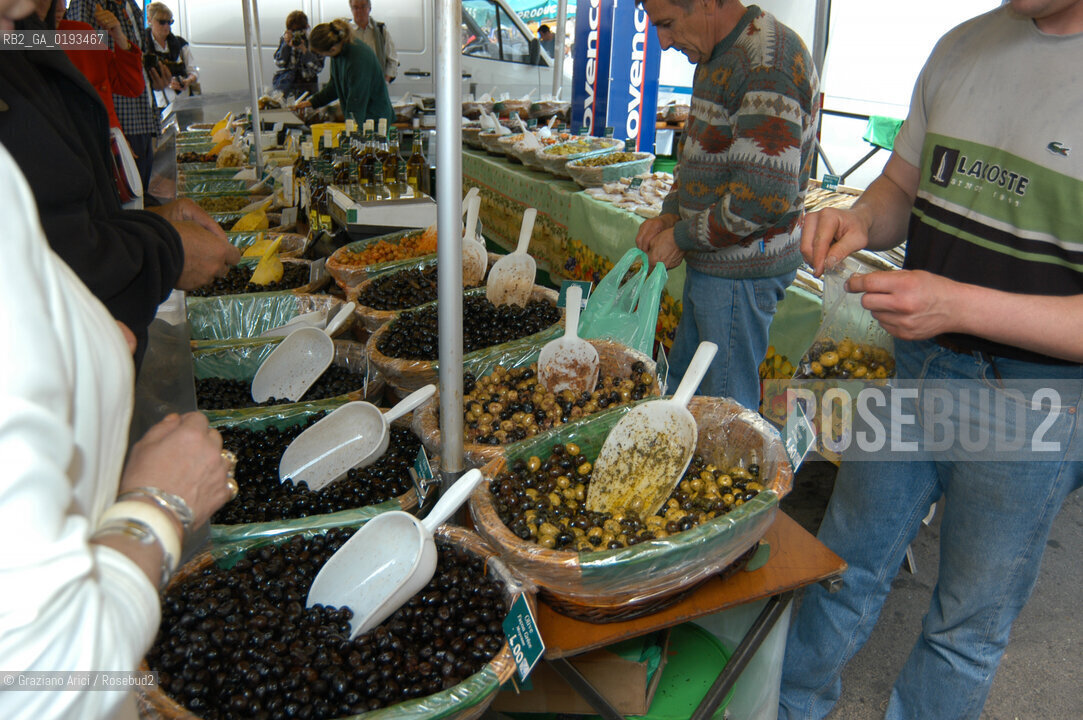 ( FRANCIA  )  PROVENCE-ALPES-COTE DAZUR ARLES : MERCATO DEL SABATO © 1999 Graziano Arici/Rosebud2 / GEO GASTRONOMIA OLIVE