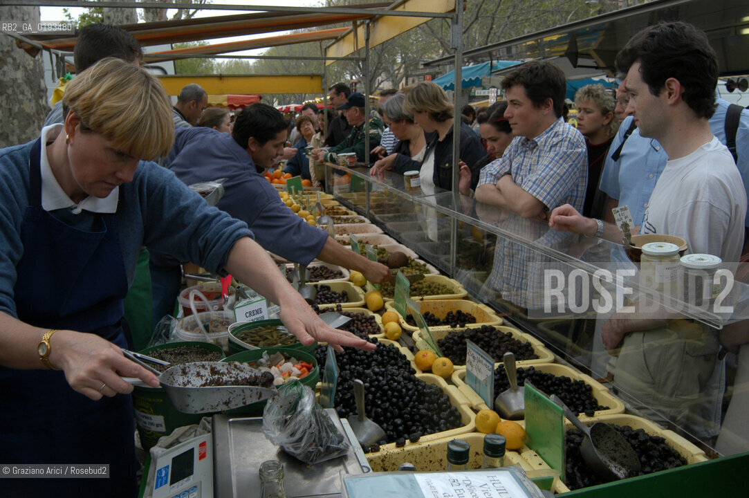 ( FRANCIA  )  PROVENCE-ALPES-COTE DAZUR ARLES : MERCATO DEL SABATO © 1999 Graziano Arici/Rosebud2 / GEO GASTRONOMIA