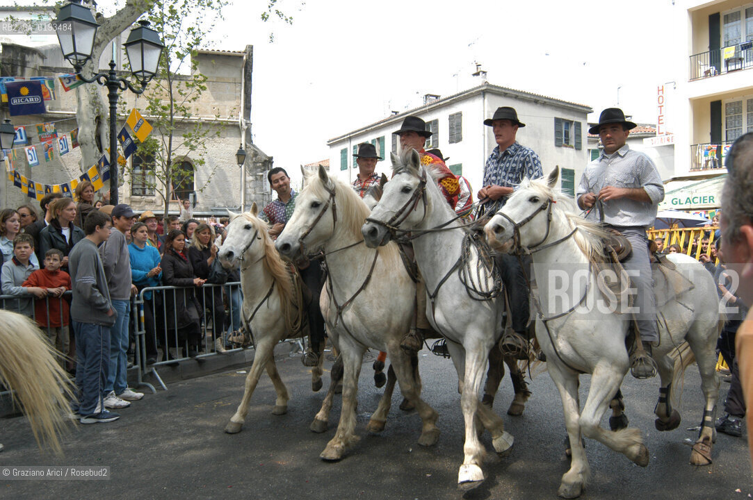 ( FRANCIA  )  PROVENCE-ALPES-COTE DAZUR ARLES : FERIA DI PASQUA SPETTACOLO FOLKLORISTICO ABRIVADO © 1999 Graziano Arici/Rosebud2 / GEO COSTUME CAVALLO GUARDIANS