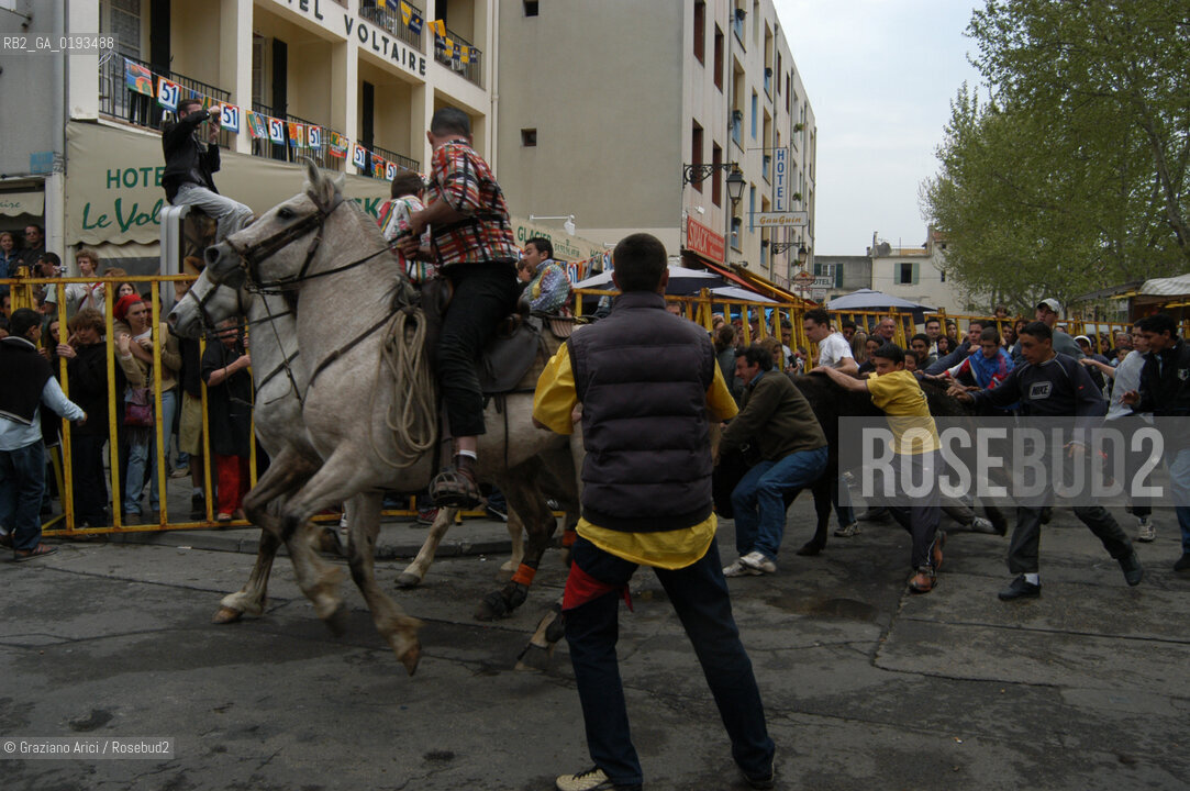 ( FRANCIA  )  PROVENCE-ALPES-COTE DAZUR ARLES : FERIA DI PASQUA SPETTACOLO FOLKLORISTICO ABRIVADO © 1999 Graziano Arici/Rosebud2 / GEO COSTUME CAVALLO GUARDIANS