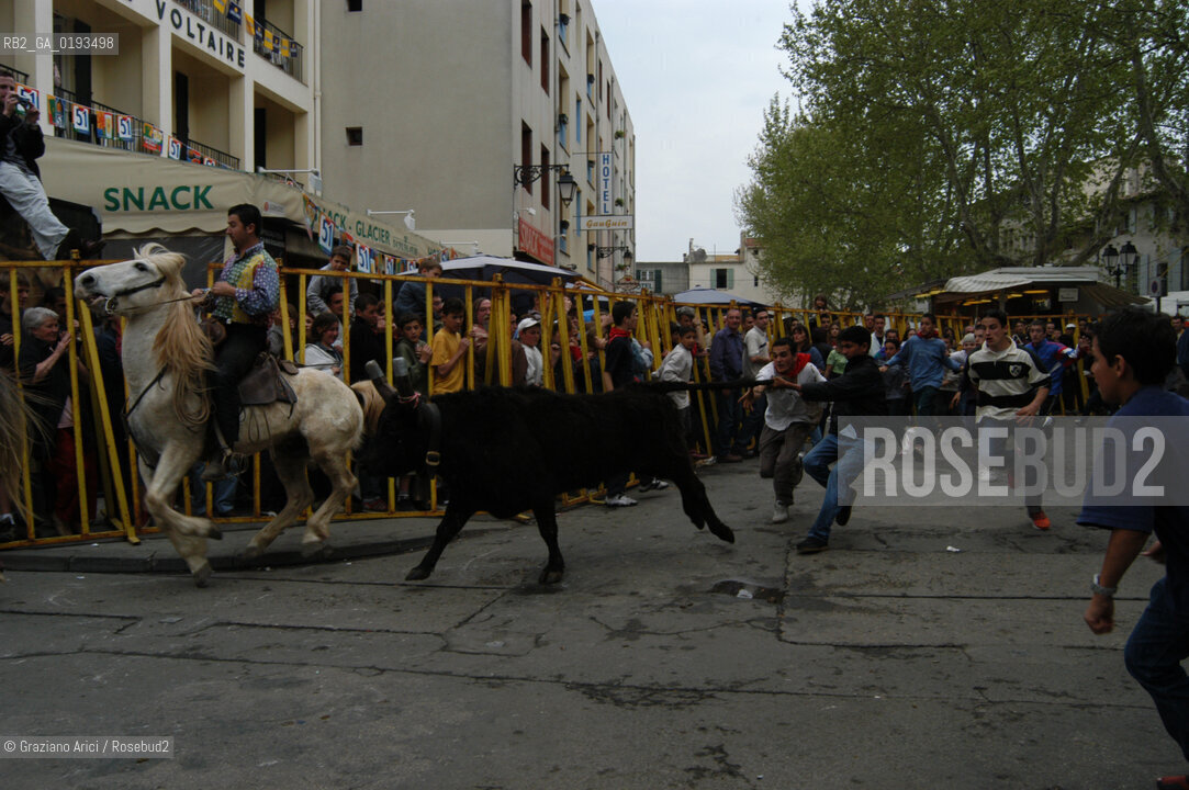 ( FRANCIA  )  PROVENCE-ALPES-COTE DAZUR ARLES : FERIA DI PASQUA SPETTACOLO FOLKLORISTICO ABRIVADO © 1999 Graziano Arici/Rosebud2 / GEO COSTUME CAVALLO GUARDIANS