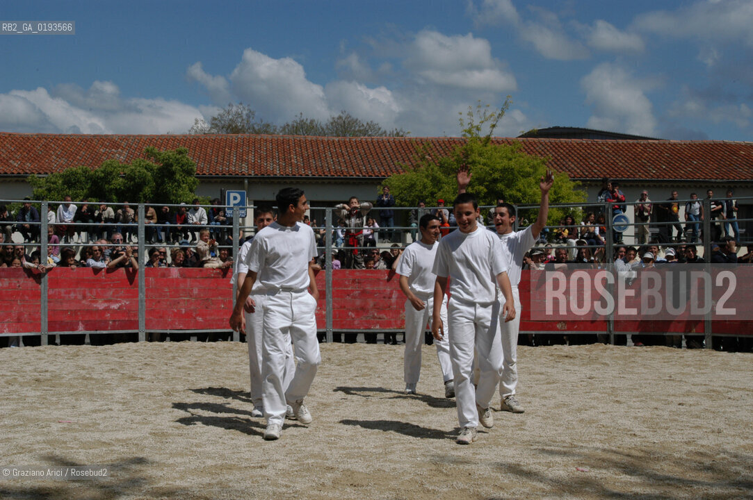 ( FRANCIA  )  PROVENCE-ALPES-COTE DAZUR ARLES : FERIA DI PASQUA SPETTACOLO FOLKLORISTICO COURSE CAMARGUES © 1999 Graziano Arici/Rosebud2 / GEO  GUARDIANS TORO