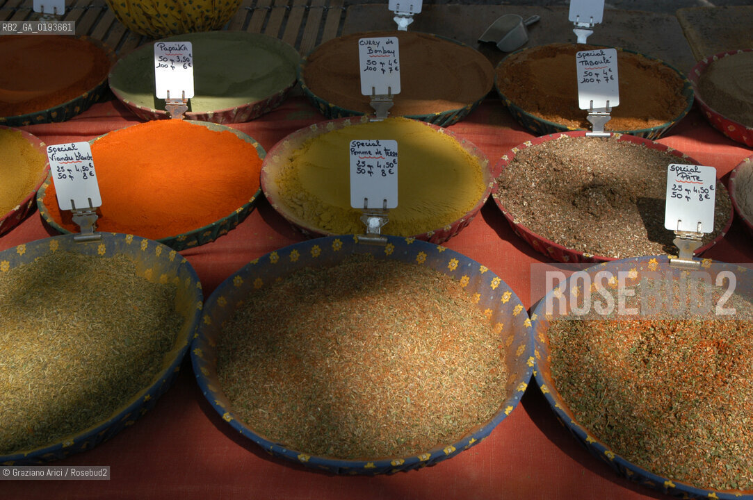 ( FRANCIA  )  PROVENCE-ALPES-COTE DAZUR ARLES : MERCATO DEL SABATO © 2003 Graziano Arici/Rosebud2 / GEO GASTRONOMIA SPEZIE