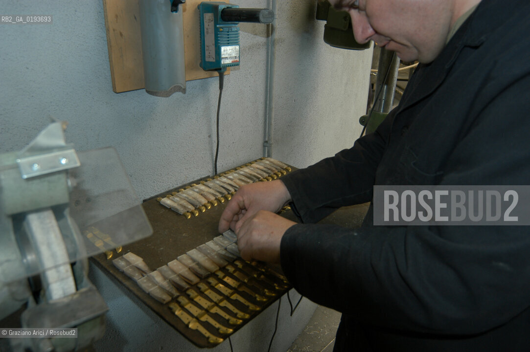 ( FRANCIA  )  MIDI-PYRENEES  ALTIPIANO DELLAUBRAC LAGUIOLE : COLTELLERIA FABBRICA DI COLTELLI  © 2003 Graziano Arici/Rosebud2 / GEO