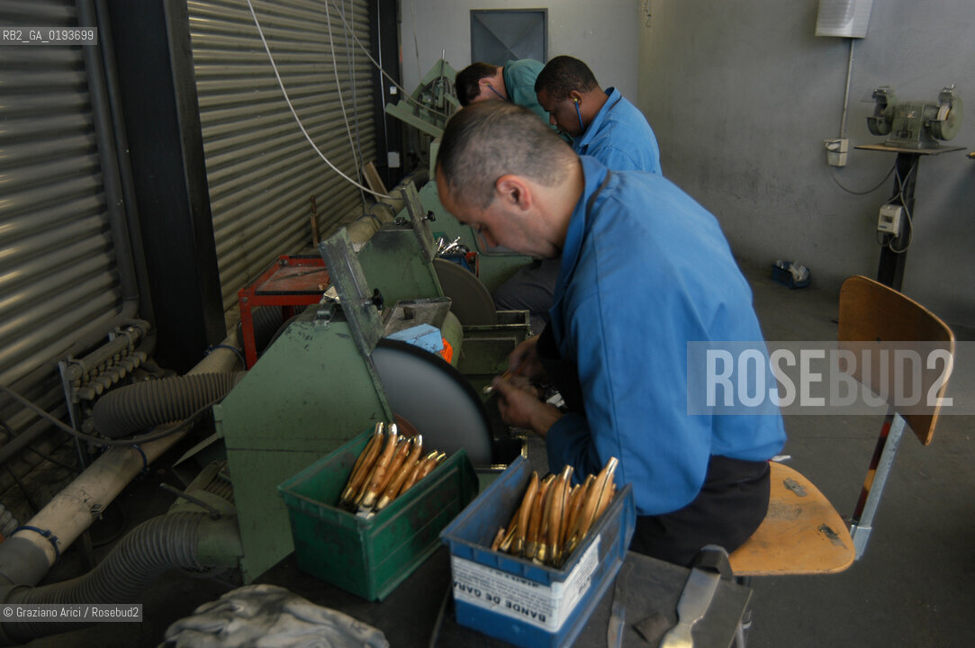( FRANCIA  )  MIDI-PYRENEES  ALTIPIANO DELLAUBRAC LAGUIOLE : COLTELLERIA FABBRICA DI COLTELLI  © 2003 Graziano Arici/Rosebud2 / GEO
