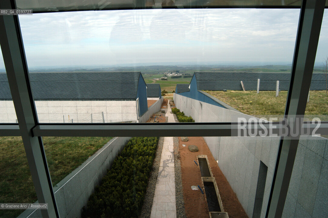 ( FRANCIA  )  MIDI-PYRENEES  ALTIPIANO DELLAUBRAC LAGUIOLE : RISTORANTE E ALBERGO DELLO CHEF MICHEL BRAS - IL SALONE PANORAMICO  © 2003 Graziano Arici/Rosebud2 / GEO / GASTRONOMIA / CUOCO