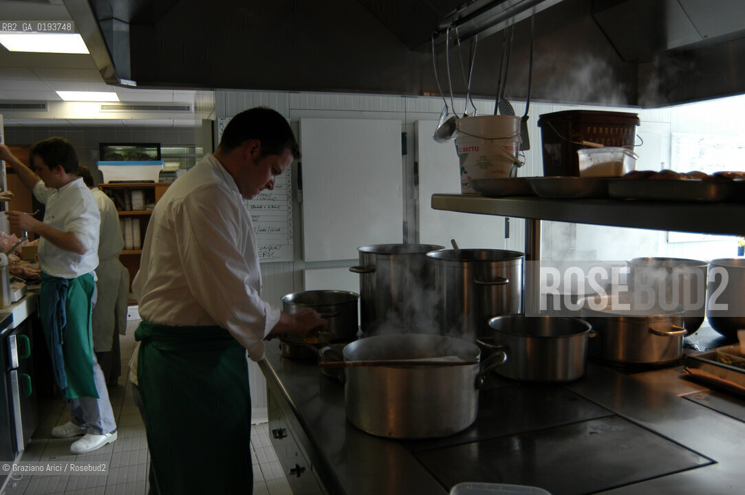 ( FRANCIA  )  MIDI-PYRENEES  ALTIPIANO DELLAUBRAC LAGUIOLE : RISTORANTE E ALBERGO DELLO CHEF MICHEL BRAS - PREPARAZIONE DEI PIATTI IN CUCINA  © 2003 Graziano Arici/Rosebud2 / GEO / GASTRONOMIA / CUOCO