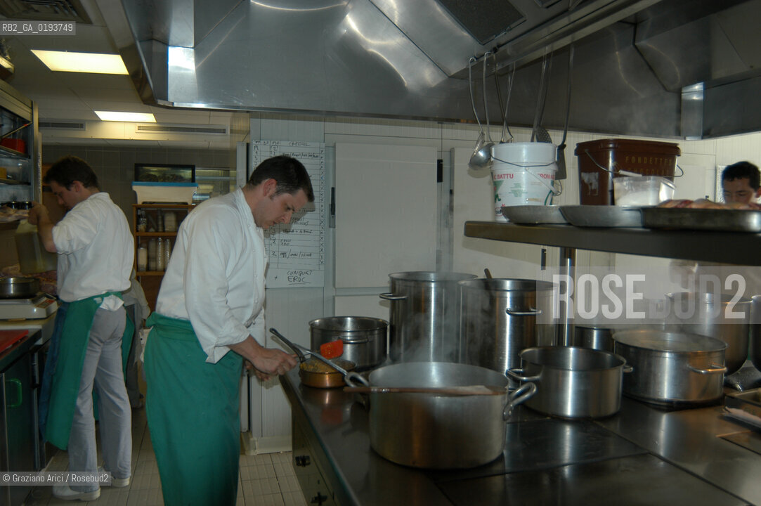 ( FRANCIA  )  MIDI-PYRENEES  ALTIPIANO DELLAUBRAC LAGUIOLE : RISTORANTE E ALBERGO DELLO CHEF MICHEL BRAS - PREPARAZIONE DEI PIATTI IN CUCINA  © 2003 Graziano Arici/Rosebud2 / GEO / GASTRONOMIA / CUOCO
