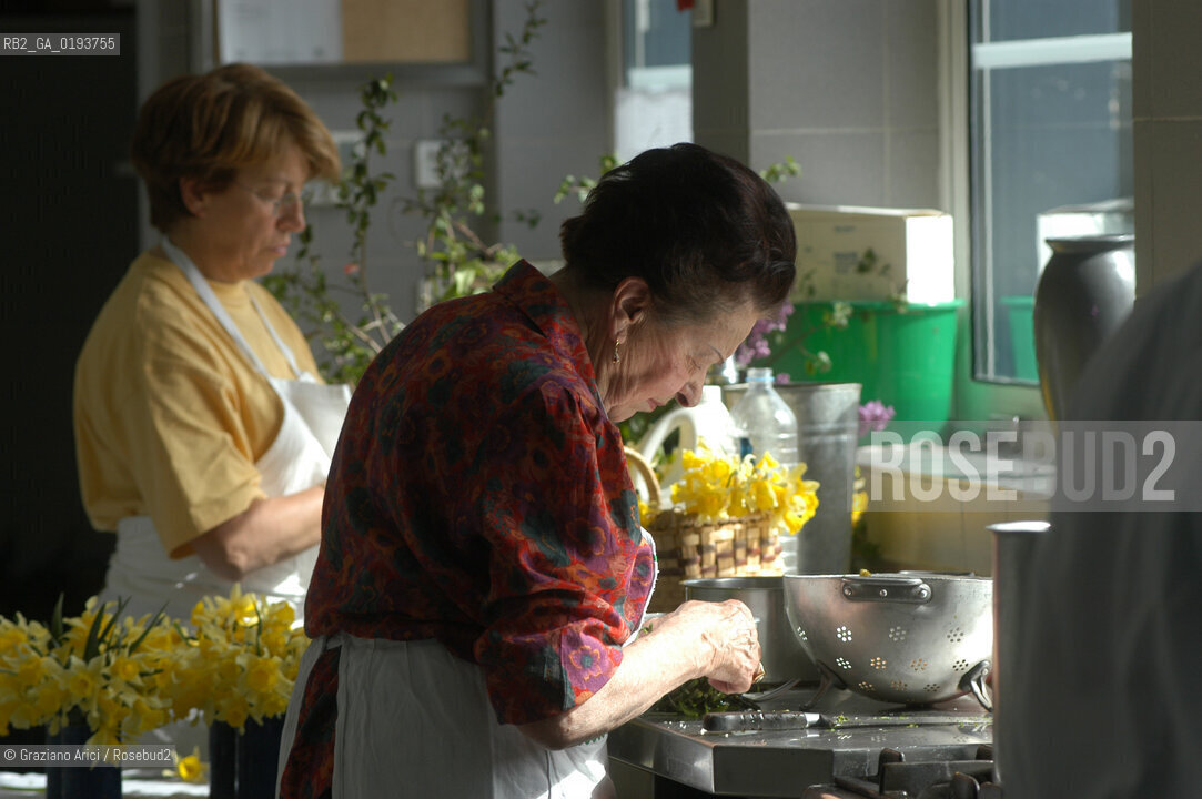 ( FRANCIA  )  MIDI-PYRENEES  ALTIPIANO DELLAUBRAC LAGUIOLE : RISTORANTE E ALBERGO DELLO CHEF MICHEL BRAS - PREPARAZIONE DEI PIATTI IN CUCINA  LA MADRE DI MICHEL BRAS © 2003 Graziano Arici/Rosebud2 / GEO / GASTRONOMIA / CUOCO