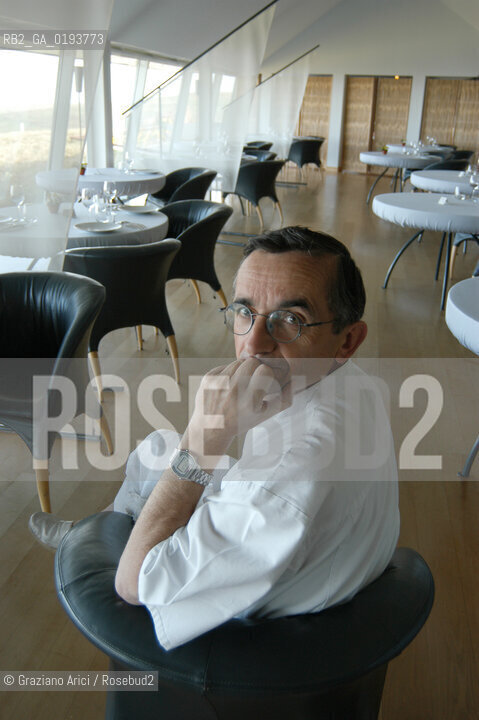 ( FRANCIA  )  MIDI-PYRENEES  ALTIPIANO DELLAUBRAC LAGUIOLE : RISTORANTE E ALBERGO DELLO CHEF MICHEL BRAS - LO CHEF MICHEL BRAS © 2003 Graziano Arici/Rosebud2 / GEO / GASTRONOMIA / CUOCO