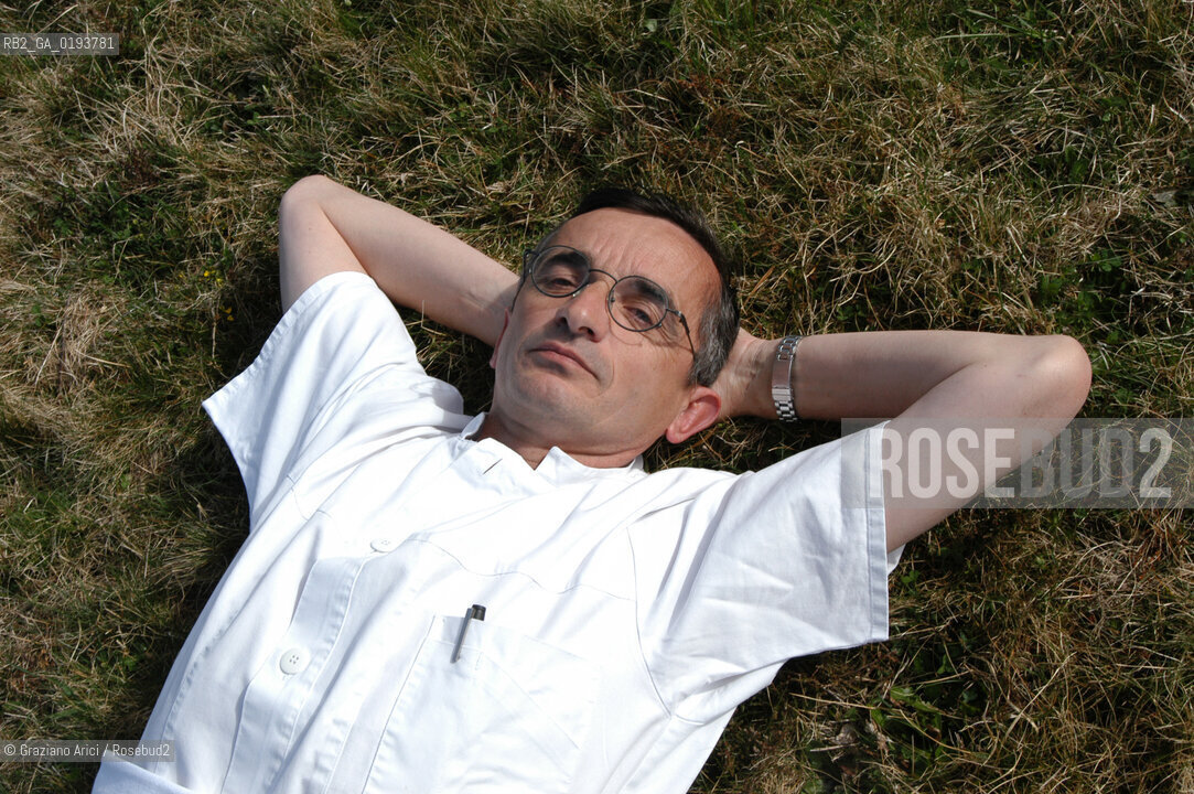 ( FRANCIA  )  MIDI-PYRENEES  ALTIPIANO DELLAUBRAC LAGUIOLE : RISTORANTE E ALBERGO DELLO CHEF MICHEL BRAS - LO CHEF MICHEL BRAS © 2003 Graziano Arici/Rosebud2 / GEO / GASTRONOMIA / CUOCO